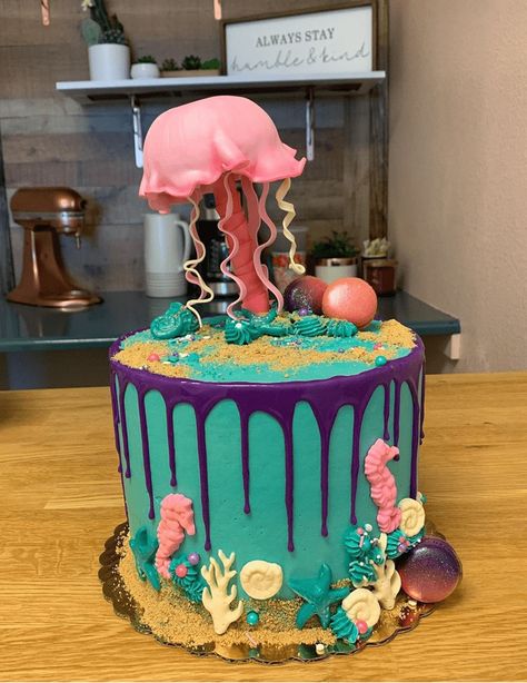 Jelly Fish Cupcakes, Jelly Fish Cake Ideas, Jellyfish Cake Ideas, Jellyfish Birthday Cake, Jellyfish Cake, Jellyfish Birthday, Jellyfish Outfit, Make Jellyfish, Ocean Birthday Cakes