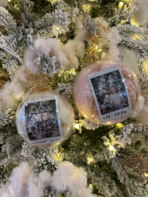 Photo Diy Ornaments, Instax Christmas Ornament, Instax Ornament Diy, Diy Christmas Gifts Photos, Instax Mini Christmas Ornament Diy, Polaroid Picture Gift Ideas, Polaroid Ornament Craft, Polaroid Crafts For Kids, Diy Polaroid Ornament