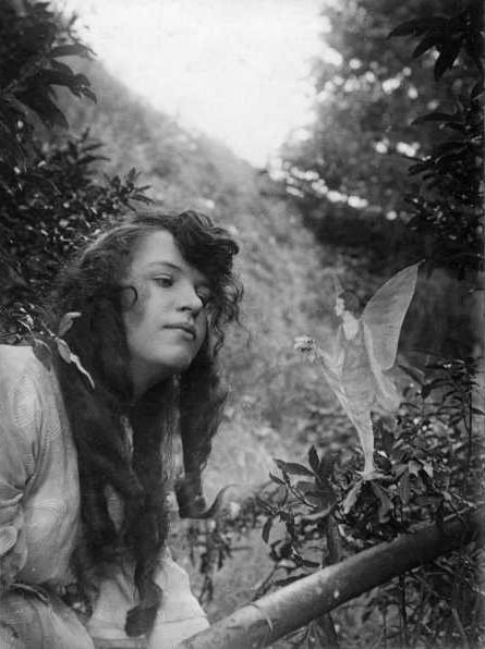 The Cottingley Fairies - When Sir Arthur Conan Doyle became convinced in the supernatural Cottingley Fairies, Fairy Academia, Real Fairies, Fairies Photos, Fairy Ring, Sir Arthur Conan Doyle, Fairy Pictures, Vintage Fairies, Fairy Art