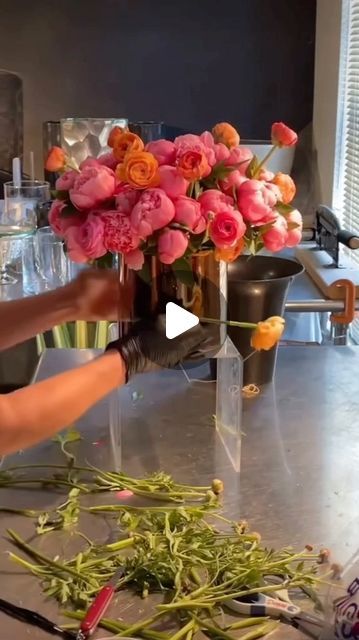 FLORAL DESIGN & WORKSHOP 🇺🇸🇵🇭 on Instagram: "“Peonies : Timeless Beauty “🌸🌸🌸🌸🌸🌸🌸 . . . #peonies #timelssbeauty #florallove #flowermagic #peonypassion #flowerstagram #gardenfavorites #bloomseason" Peony Flower Arrangements, Hydrangea Arrangement, Peonies And Hydrangeas, Design Workshop, March 3, Peony Flower, Timeless Beauty, Hydrangea, Peonies