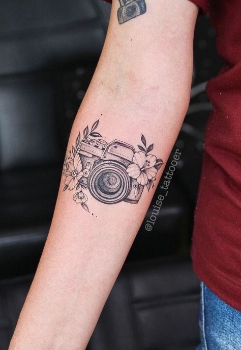 Cute Camera Tattoo Ideas, Camera And Bird Tattoo, Sunflower Camera Tattoo, Camera Tattoo With Flowers, Photo Camera Tattoo, Camera Floral Tattoo, Camera Outline Tattoo, Camera Aesthetic Tattoo, Camera And Flowers Tattoo