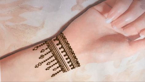 Bracelet Style Mehendi Designs, Mehendi Bracelet Designs, Henna Designs Bracelet, Bracelet Mehendi Design, Bracelet Mehndi Designs, Mehndi Designs Tattoo, Bracelet Henna, Small Henna Tattoos, M Letter Images