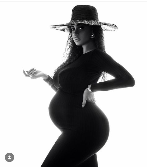 Pregnant Poses, Pregnancy Shoots, Pregnancy Photoshoot Ideas, Pregnacy Fashion, Bump Shoot, Maternity Shoot Outfit, Mom Checklist, Maternity Studio Photoshoot, Wicked Art