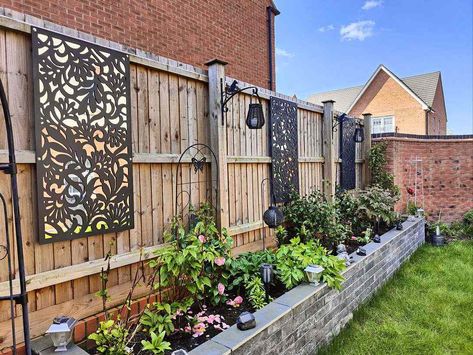 30 Fence Decorating Ideas to Spruce Up Your Yard Fence Gardens, Fence Colors, Outdoor Fence Decor, Backyard Fence Decor, Fence Decorations, Fence Backyard, Landscaping Along Fence, Design Fence, Diy Backyard Fence