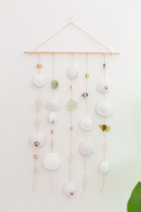 This lovely wall hanging is a perfect way to use the seashells you've collected over the years! It's a simple seashell craft that you can create on your own or with your kiddos. Try this easy DIY to create your own home decor. Click for the simple tutorial. Seashell Hanging Decor, Seashell Crafts Diy, Shell Crafts For Kids, Seashell Wall Hanging, Seashell Mobile, Seashell Wall Decor, Rose Girl, Diy Mobile, Shared Room