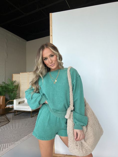 Kelly Girl Lounge Set Green Matching Lounge Set Outfit, Matching Set Outfit Two Pieces, Cozy Lounge Outfits, Set Outfit Two Pieces, Lounge Wear Ideas, Lounge Set Outfit, Cute Loungewear Sets, Summer Lounge Wear, Lounge Wear Outfit