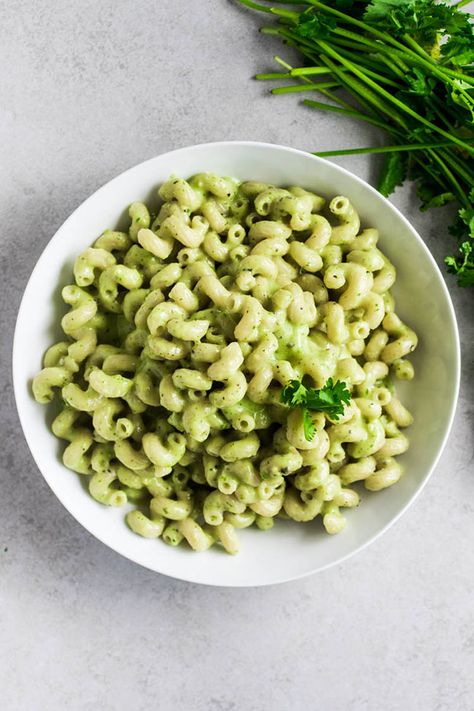 This tasty avocado mac and cheese recipe is sure to be a hit! With fresh, creamy avocado sauce and white cheddar cheese on top of al dente pasta. Green Goddess Pasta, Green Pasta Sauce, Avocado Mac And Cheese, Avocado Sauce Pasta, Pink Salad, Green Pasta, Avocado Pasta, Vegan Parmesan Cheese, Avocado Sauce