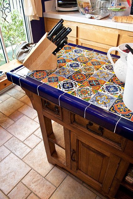 Beautiful Mexican tile island and prep table.   Tile conserves resources, ie hardwoods to make butcher block top, or marble to make top.     One layer of 3/4 inch marine plywood bonded to one layer of cement board to make a solid base for the tile. Tile Island, Spanish Kitchen, Spanish Decor, Desain Pantry, Mexican Kitchens, Mexican Home Decor, Mexican Home, Mexican Tile, Spanish Style Homes