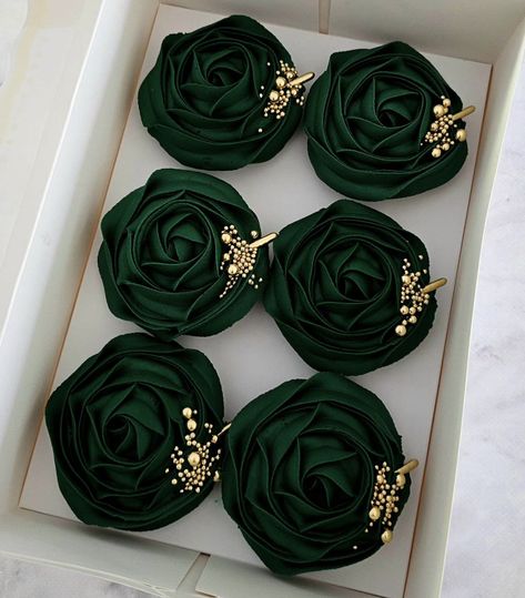 Emerald Green Cupcakes Weddings, Emerald Quinceanera Theme Cake, Emerald Green Wedding Treats, Black And Dark Green Wedding Cake, Emerald Green And Gold Desserts, Emerald Green Deserts, Sweet 16 Themes Green, Green And Gold Party Favors, Forest Green Cupcakes