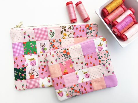 Diy Quilted Bag, Zip Pouch Tutorial, Quilted Zipper Pouch, Purses Patterns, Pouch Diy, Zipper Pouch Tutorial, Pouch Tutorial, Quilt Magazine, Zipper Pouches