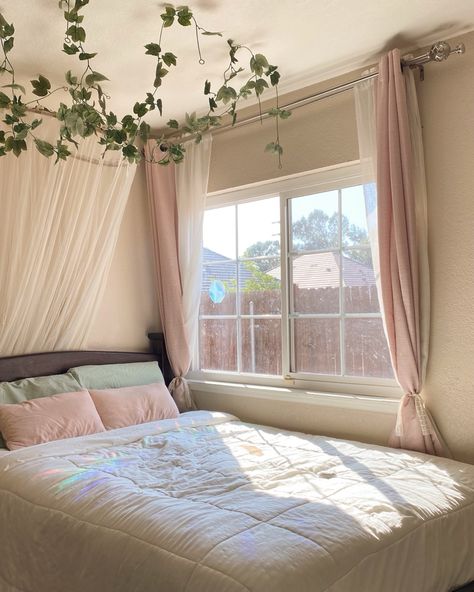 Coquette Room Bedding, Room Inspiration Coquette, Coquette Room Bed, Coquette Room Decor Ideas, Aesthetic Bedrooms For Teens, Plain Room Ideas, Princess Core Bedroom, Green Coquette Room, Pink Minimalist Room