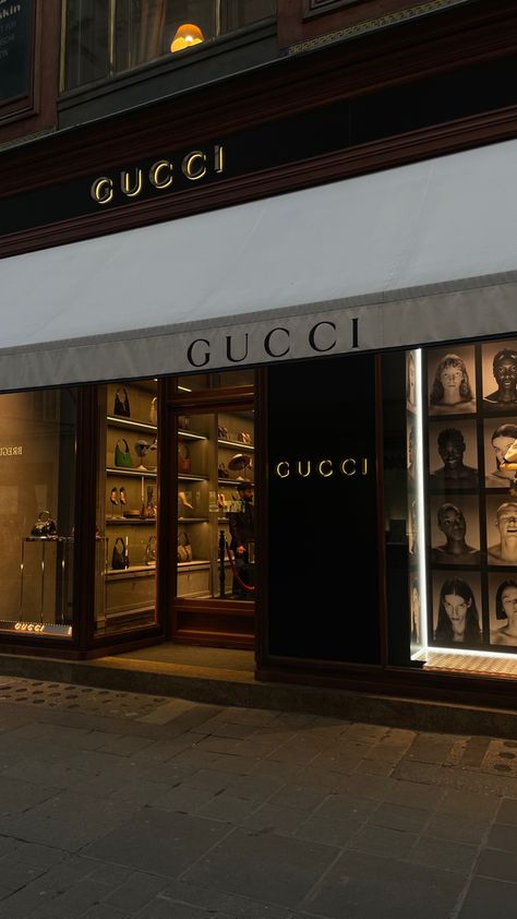 #vienna #view #gucci #guccistore #aesthetic #darkaesthetics Luxury Stores Aesthetic, Gucci Model Aesthetic, Gucci Brand Aesthetic, Fall Luxury Aesthetic, House Of Gucci Aesthetic, Gucci Wallpaper Aesthetic, Designer Brand Aesthetic, Gucci Store Aesthetic, Vintage Gucci Aesthetic