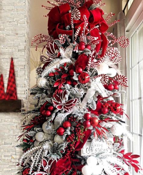 61 Stunning Christmas Tree Decorations - Chaylor & Mads Island Pics, Floral Christmas Tree, Christmas Tree Decorated, Christmas Tree Decorating Themes, Christmas Island, Elegant Christmas Trees, Christmas Tree Inspiration, Red Christmas Tree, Black Christmas Trees