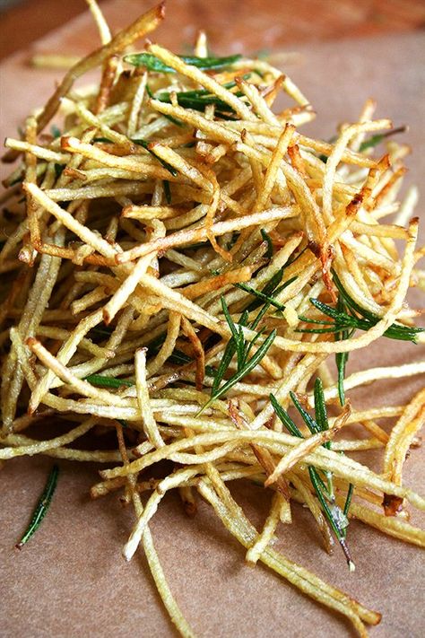 Although my use of flavored salt extends to this single recipe for fries with lemon salt and fried with rosemary, the possibilities are endless. Flavored Salt, Healthy Thanksgiving, Lemon Salt, Think Food, Thanksgiving Menu, Menu Ideas, Side Recipes, Fried Food, Spaghetti Squash