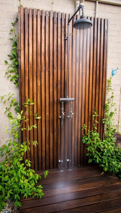 Outdoor Shower Checklist | Luxury Outdoor Shower Ideas Outdoor Shower Ideas Backyards, Outdoor Pool Shower Ideas, Outside Shower Ideas, Outdoor Shower Ideas, Outside Showers, Outdoor Shower Enclosure, Outdoor Shower Diy, Outdoor Bathroom Design, Pool Shower