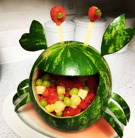 Turtle Watermelon Carving, Under The Sea Watermelon, Beach Theme Fruit Display, Under The Sea Fruit Platter, Birthday Watermelon Carving, Crab Themed Food, Crab Theme Birthday Party, Fruit Sea Animals, Mermaid Fruit Ideas