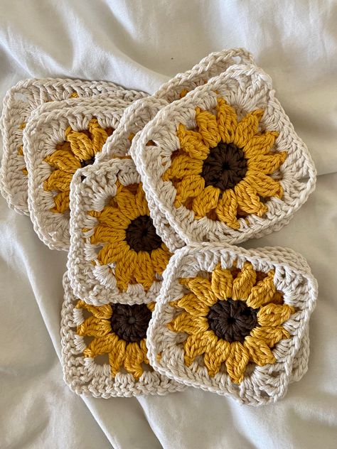 Sunflower Coasters, Granny Square Häkelanleitung, Crochet Flower Blanket, Hantverk Diy, Granny Square Crochet Patterns Free, شال كروشيه, Mode Crochet, Crochet Handbag, Crochet Sunflower