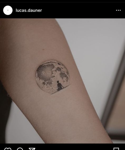 Talking To The Moon Tattoo, Moon Tatoos Woman, Dog On Moon Tattoo, Artsy Tattoo Ideas, F Tattoo, Full Moon Tattoo, Circular Tattoo, Glyph Tattoo, Circle Tattoo