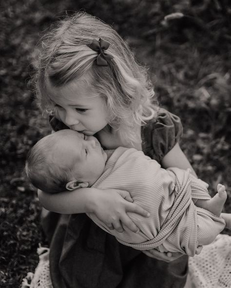 Outdoor newborn sessions are slowly becoming my favorite! 🤎 Scroll to see the sweetest big sister ever!! Newborn With Sister, Big Sister Baby Brother, Brother Pictures, Sister Pictures, Big Sister Little Sister, Random Box, Baby Brother, Baby Sister, Newborn Session