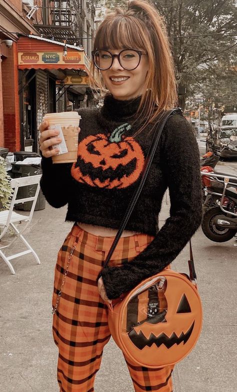 Halloween Astethic Outfit, Halloween Event Outfit, Halloween Clothing Ideas, Halloween Color Outfits, Cute Spooky Season Outfits, Spooky Themed Outfits, Festive Halloween Outfits, Plaid Print Outfits, Emo Halloween Outfits