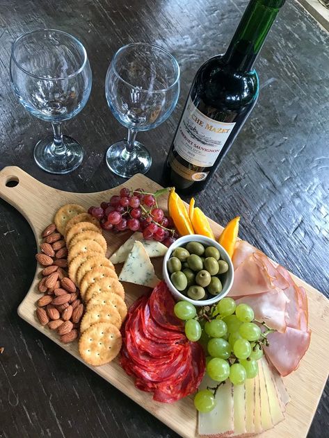 Charcuterie Board Ideas With Wine, Picnic Platter Ideas For Two, Healthy Charcuterie Board Ideas For Two, Wine Platter Ideas, Cold Plate Ideas, Snacks For Wine, Charcuterie Board For One, Healthy Charcuterie Board Ideas, Charcuterie Board With Wine