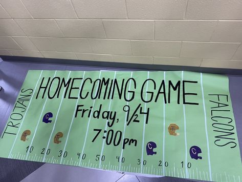 Football Cheer Locker Signs, Highschool Football Game Posters, Homecoming Football Game Posters, Homecoming Game Decorations, Homecoming Posters School Spirit, Homecoming School Posters, Homecoming School Spirit Ideas, Homecoming Pep Rally Posters, School Sport Poster Ideas