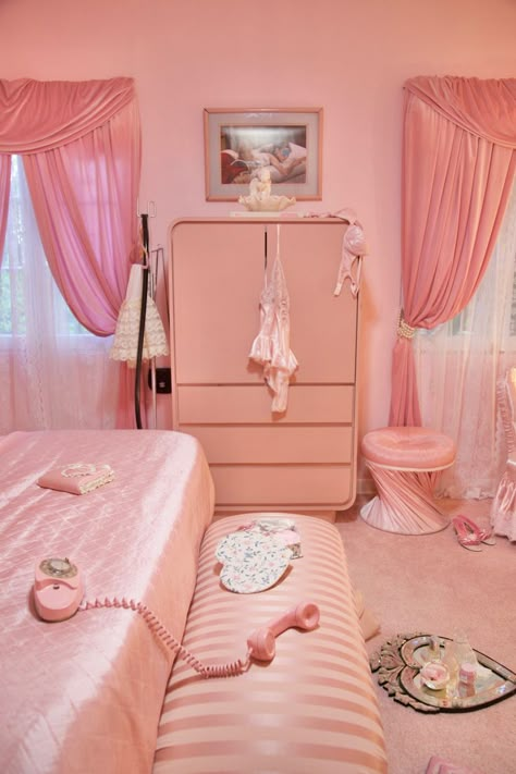 Sharpay Evans Room, Pink Old Hollywood Aesthetic, Pink Monochrome Room, Pink Vintage Interior, Pink 80s Bedroom, Elle Woods Bedroom, Barbie Core Bedroom, Pink Fur Wall, Pink Interior Design Home Decor