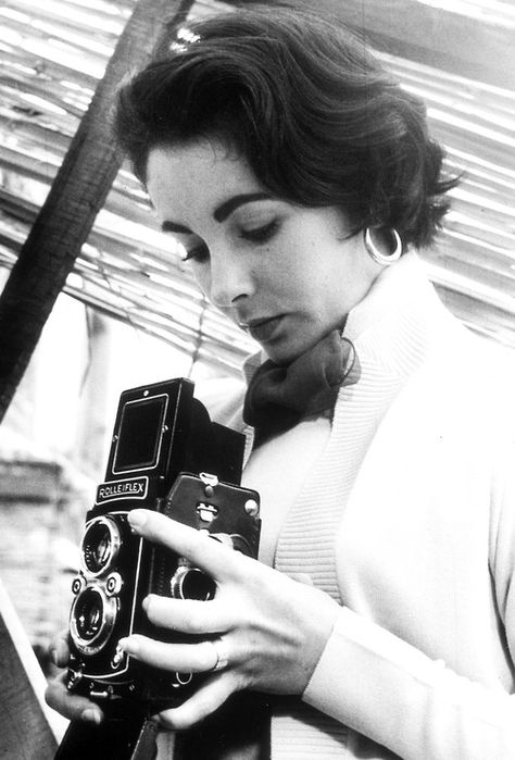 Elizabeth Taylor with a Rolleiflex camera, 1950s. Rolleiflex Camera, Girls With Cameras, Diane Arbus, Violet Eyes, Old Cameras, Classic Camera, Old Camera, Famous Photographers, Photo Vintage