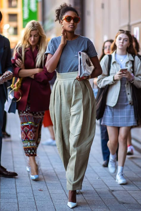 40s Street Style, South African Street Style, Styling Trousers Women, Casual Dress Pants Outfits, Black Women Street Style, Mid Size Street Style, Street Style Curvy, Pants Outfits For Women, Trousers Street Style