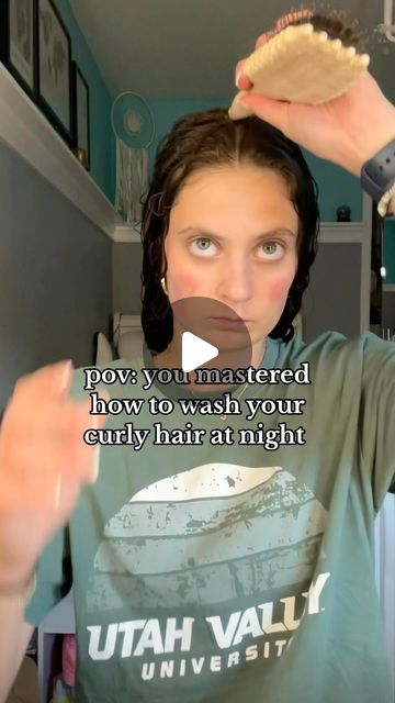 jules del giudice | curly hair tips and tricks :) on Instagram: "the best way to sleep with wet curls! #curlyhair #curls @redken @curlsmith_official @bouncecurl" Sleeping With Curls, How To Sleep With Wet Curly Hair, Curly Hair Tips And Tricks, Best Way To Sleep, Wet Curls, Wet Curly Hair, Hair Tips And Tricks, Winter Hair Care, Ways To Sleep