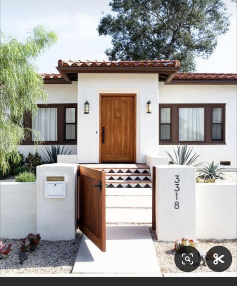 Spanish Mediterranean Homes Exterior, Desert House Exterior, Mexican Modern House, Midcentury Apartment, Spanish Revival Bathroom, Spanish House Exterior, Spanish Style Home Exterior, Spanish Bathroom, Spanish Exterior