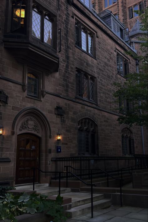 Yale University Dorms, Old College Aesthetic, Yale Acceptance, Yale University Aesthetic, Yale University Campus, Yale Dorm, Ivy University, Ivy College, Yale Campus