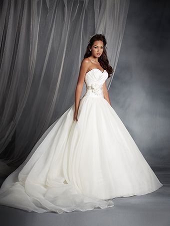 The 2015 Alfred Angelo Disney Fairy Tale Wedding Gowns - Snow White Snow White Wedding Dress, Snow White Wedding, Disney Princess Wedding, Princess Wedding Gown, Snow Dress, Stylish Wedding Dresses, Disney Fairy, Alfred Angelo, White Gown