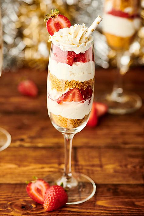 No-Bake Champagne Cheesecake - w/ Champagne Whipped Cream Champagne Whipped Cream, Wine Glass Desserts Ideas, Dessert In Champagne Glasses, Prosecco Dessert, Valentines Day Cheesecake, Champagne Cheesecake, Champagne Desserts, New Year Dessert, Birthday Martini