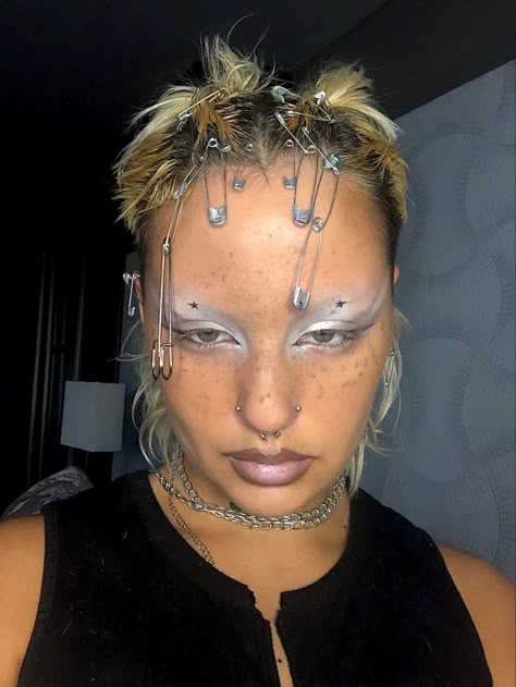 Trash Makeup Look, Safety Pin Hairstyles Alt, Berlin Rave Makeup, Makeup With Studs, Queer Rave Fashion, Modern Punk Hair, Gender Neutral Makeup Looks, Queer Rave Outfits, Barbed Wire Makeup