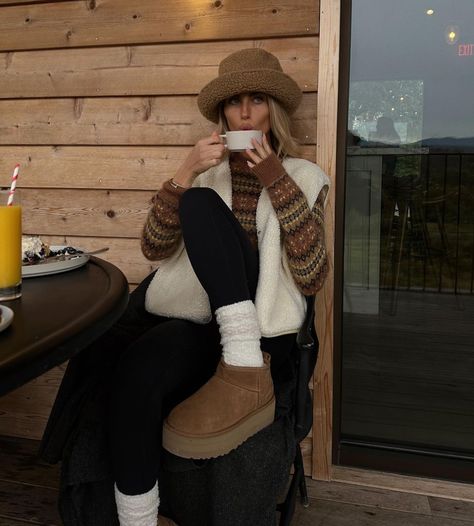 Paige Lorenze Fall, Deb Pfiefer, Cozy Cabin Trip Outfits, Uggs Plus Size Outfit, Winter Cottage Outfit, Mountain Look Outfit, Paige Lorenze Outfits, Montana Outfits Winter, Uggs Aesthetic Outfit