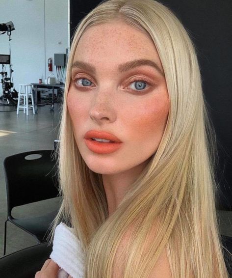 Trend Alert: These Celebrity Living Coral Makeup Looks Are Perfect For Summer Coral Makeup, Monochromatic Makeup, Summer Makeup Trends, Chic Makeup, Valentines Day Makeup, Types Of Makeup, Beauty Make-up, Models Makeup, Day Makeup