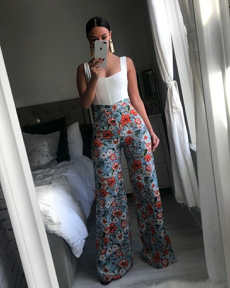 BIKINI.COM  chic summer outfit | white tank and floral flare pants https://www.pinterest.com/pin/499125571196853243/ Flare Pants Dress, White Floral Pants Outfit, Flare Pants Outfit Summer, Floral Palazzo Pants Outfit, Flare Pant Outfit, Outfit Palazzo, Floral Flare Pants, Flare Pants Outfit, Floral Trousers