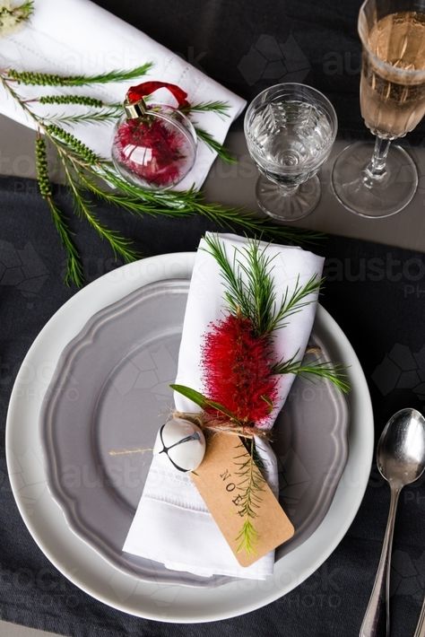 Christmas Table Settings Summer, Australiana Christmas Table, Bush Christmas Australian, Australian Native Table Setting, Summer Christmas Table Decor, Christmas Decor Ideas Australia, Australian Christmas Table Decorations, Aussie Christmas Table Setting, Australian Native Christmas Table