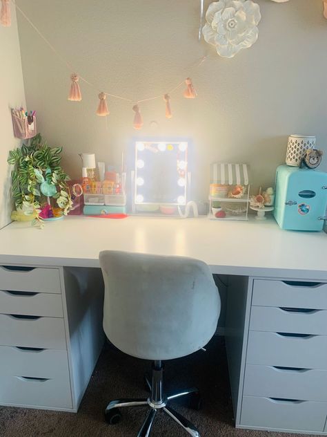 Preppy Room Decor Vanity, Desk Inspo Preppy, Preppy Desk Ideas, Preppy Desks, Tiny Room Ideas Bedrooms, Preppy Furniture, White Room Decor Bedroom, Preppy Vanity, Preppy Desk