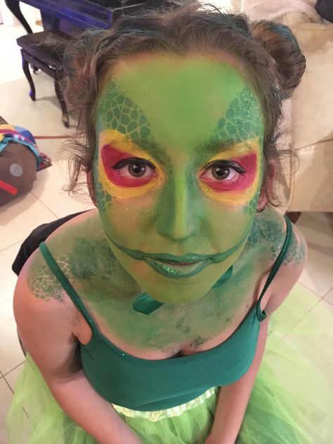 Frog Makeup Halloween, Grasshopper Makeup, Frog Costume Makeup, Frog Makeup Look, Turtle Makeup Halloween, Diy Frog Costume, Frog Face Paint, Turtle Face Paint, Lizard Halloween Makeup