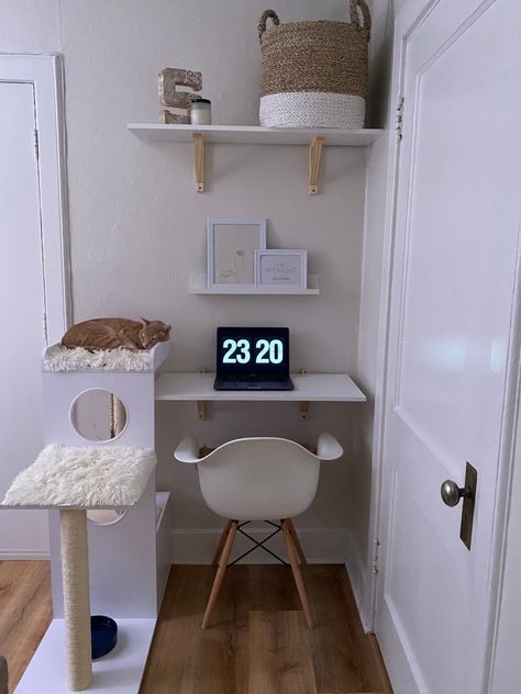 Studio Apartment Furniture, Cat Room Decor, Katt Grejer, Home Command Center, Cat Wall Furniture, Small Studio Apartment, Bathroom Closet, Tiny Spaces, Apartment Style