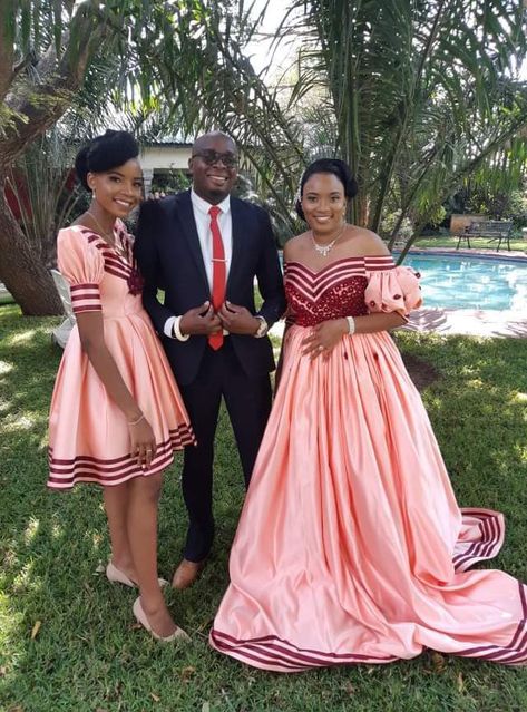 Beautifu Lozi Ladies of Western Zambia. Adorned in their traditional Musisi dress. Musisi Lozi Dress, Msisi Dress, Musisi Dress, Chitenge Outfits, African Traditional Wear, Dj Logo, Latest African Men Fashion, Fashion Traditional, Dress Traditional