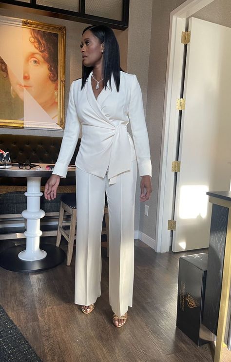 White Graduation Pantsuit, Womens Suit Professional, White Suit For Graduation, Professional White Dress, White Pants Suits For Women Classy, Pants Suits For Women Graduation, Swearing In Ceremony Outfit, White Suit Black Woman, University Graduation Suit For Women