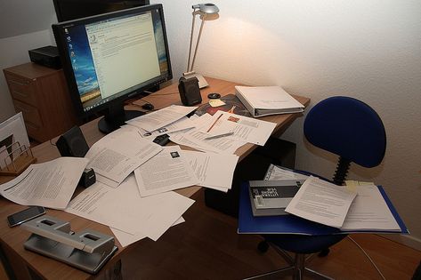 messy+desk Messy Workspace, Messy Study Table Aesthetic, Messy Office, Messy Room Aesthetic, Modern Storage Beds, Boys Desk, Exam Week, Clean Workspace, Messy Desk