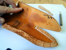 Diy Leather Knife Sheath, Diy Leather Sheath, Leather Knife Sheath Pattern, Diy Leather Working, Leather Working Projects, Diy Leather Projects, Leather Working Tools, Leather Craft Patterns, Leather Craft Projects