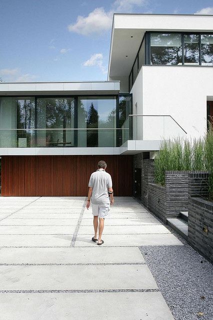 Tiled Driveway Ideas, Modern House Driveway, Driveway With Parking Pad, Additional Parking Driveway, Modern Home Driveway, Long Driveway House, Modern Driveway Design, Concrete Driveway Ideas, Modern Driveway