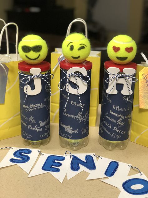 Tennis senior night trophy gift idea Diy Tennis Gifts Ideas, Tennis Team Gifts Ideas, Senior Night Tennis Gift Ideas, Tennis Banquet Ideas Centerpieces, Senior Tennis Gifts, Tennis Gifts For Team, Senior Night Tennis Ideas, Senior Night Gift Ideas Tennis, Senior Tennis Gift Ideas