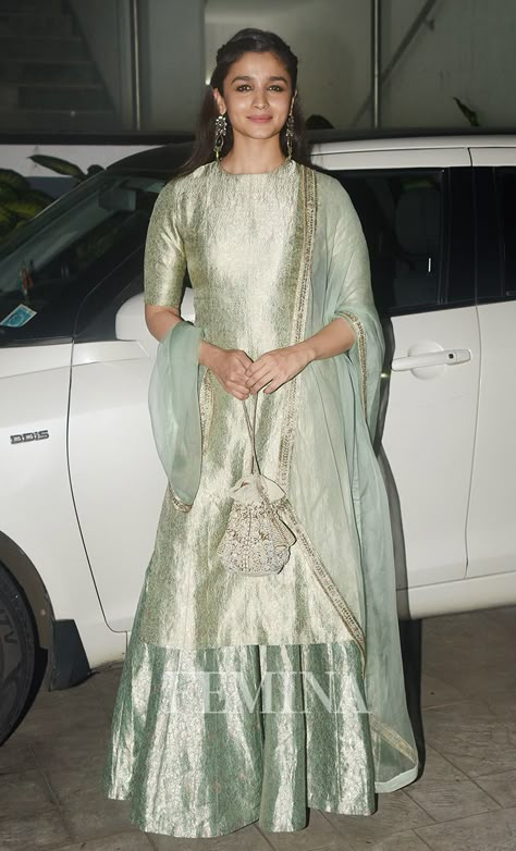 Alia Bhatt Style: 15 times Alia Bhatt wowed us with her style | Femina.in Alia Bhatt Style, Indian Outfits Lehenga, Mouni Roy, Raw Mango, Simple Kurta Designs, Salwar Kamiz, Indian Dresses Traditional, Sonakshi Sinha, Traditional Indian Outfits