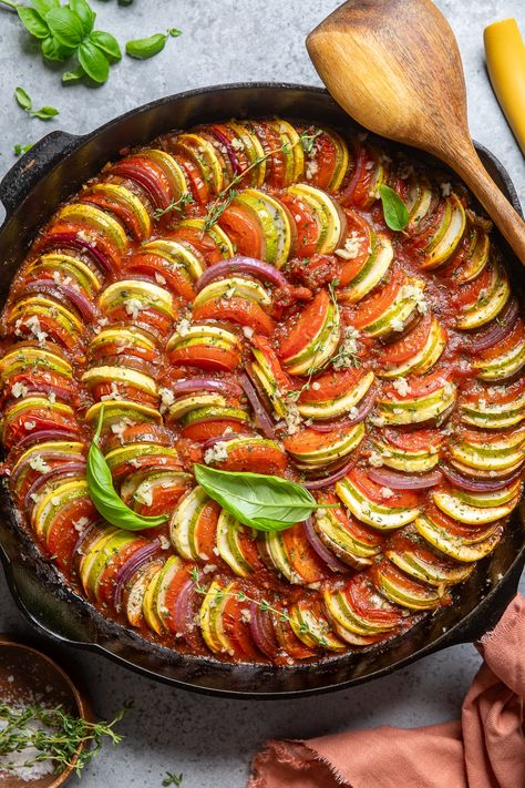 Ratatouille (Confit Byaldi) Cast Iron Skillet Vegetables, Fall Cast Iron Recipes, Ratatouille Recipe Cast Iron, Traditional Ratatouille, Baked Ratatouille Recipe, Ratatouille Recept, Confit Byaldi, Cabin Recipes, Ratatouille Dish